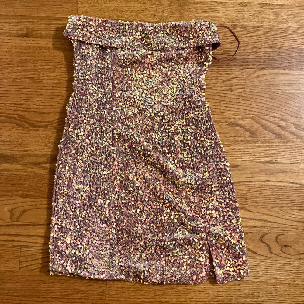 NWOT🪷🪷pink sequins white birch body con hoco dress